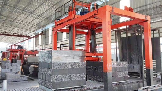 Palletizing and packaging machine