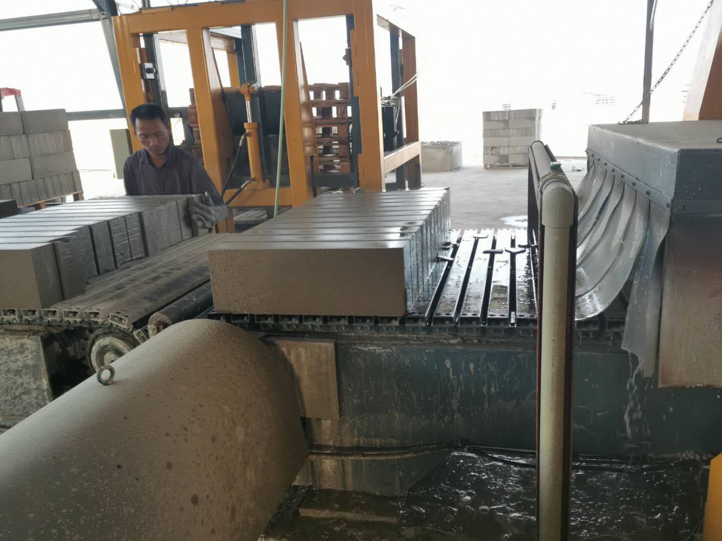 Production process of polystyrene concrete blocks made from industrial waste residues